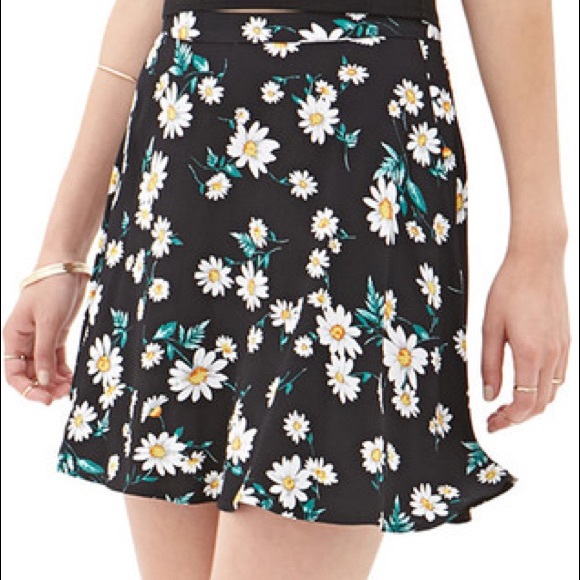 F21 Daisy print black skater skirt - Picture 1 of 8